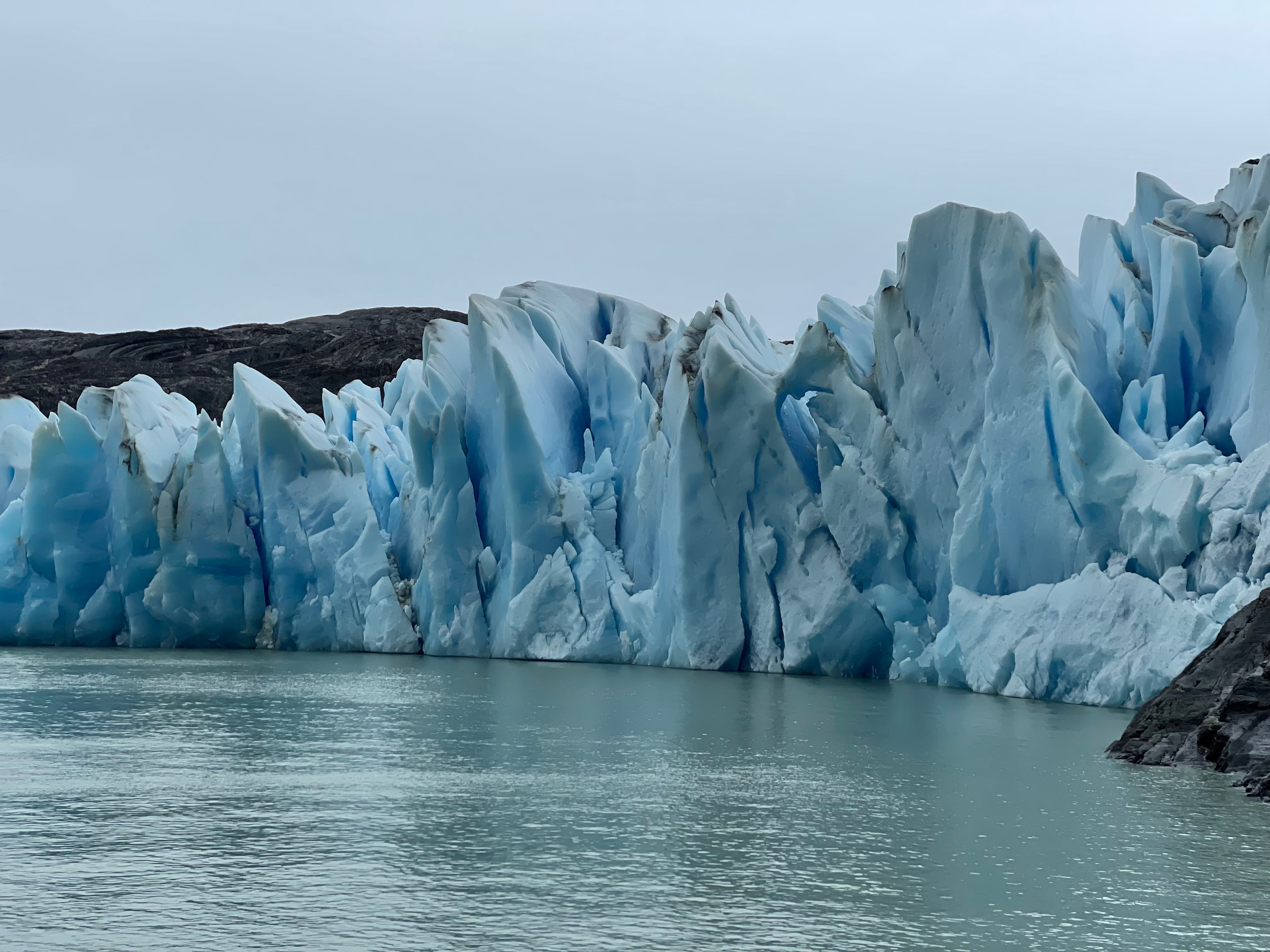 Glaciar sobre un lago